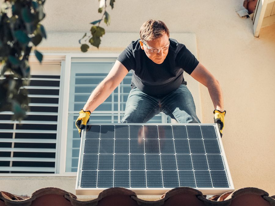 Technicien installant un panneau solaire sur une toiture